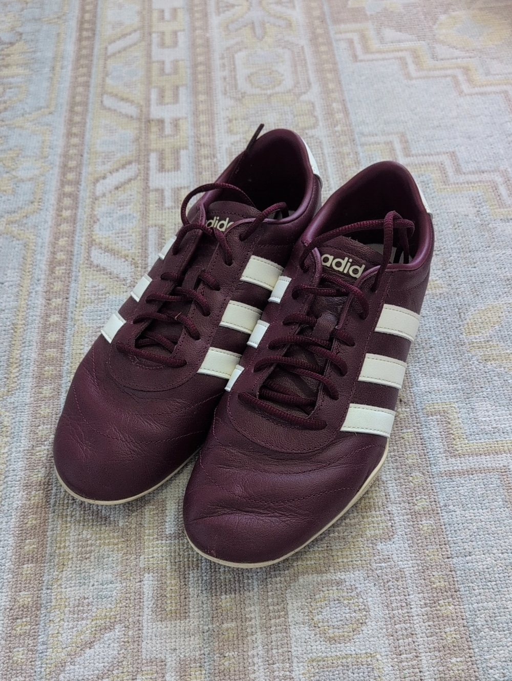 Adidas Grand Court Lo in Burgundy